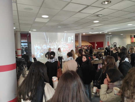 Groupe de mentorés OSE inGÉ qui participent à une course d'orientation