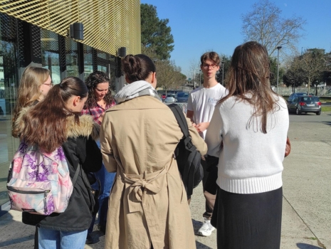 Les mentorés OSE inGÉ au travail durant un atelier du week-end d'intégration