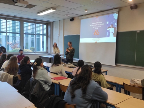 Groupe de mentorés OSE inGÉ qui participent à une course d'orientation