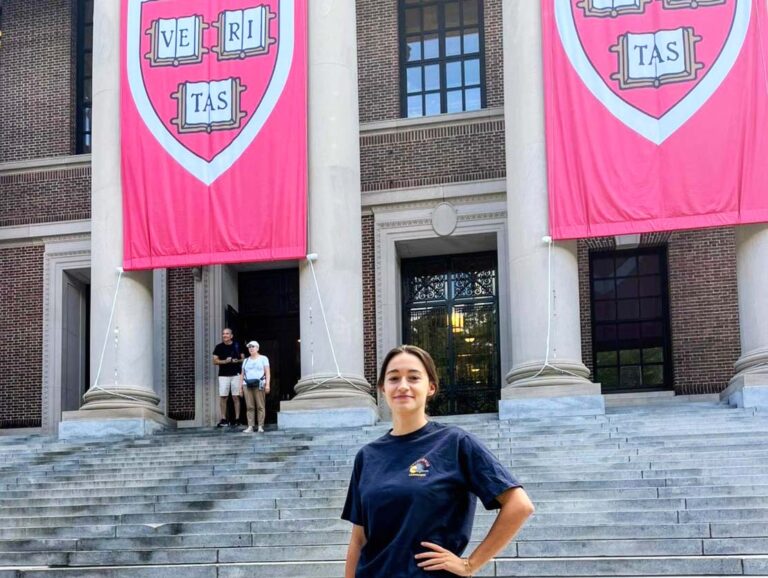 Laura Choquet devant l'entrée d'Harvard (Boston)