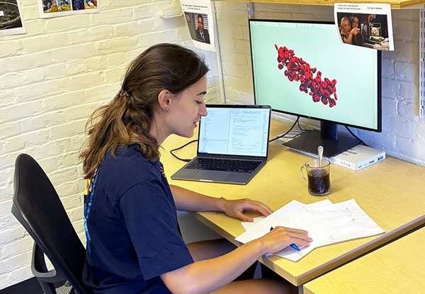 harvard-bureau-LauraChoquet-stage Laura Choquet a son bureau travaillant sur sujet recherche