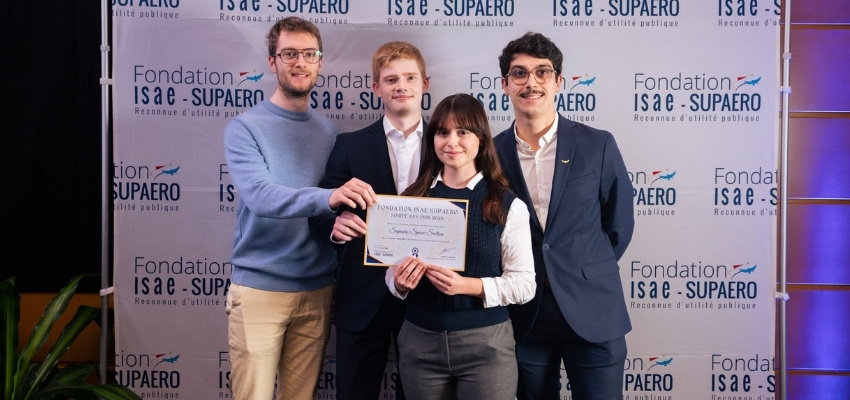 Mathéo BROYARD, Ludovic BASTIEN, Chloé MOPIN-RAUSCHKOLB & Thomas DUROY représentant le projet SCALAR-7 (Supaero Space Section)